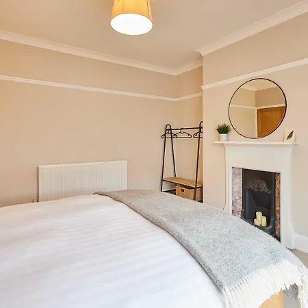 Host & - Bristol Avenue * Saltburn-by-the-Sea