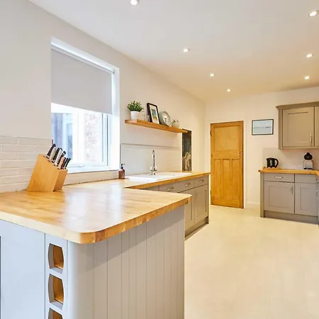 Host & - Bristol Avenue *