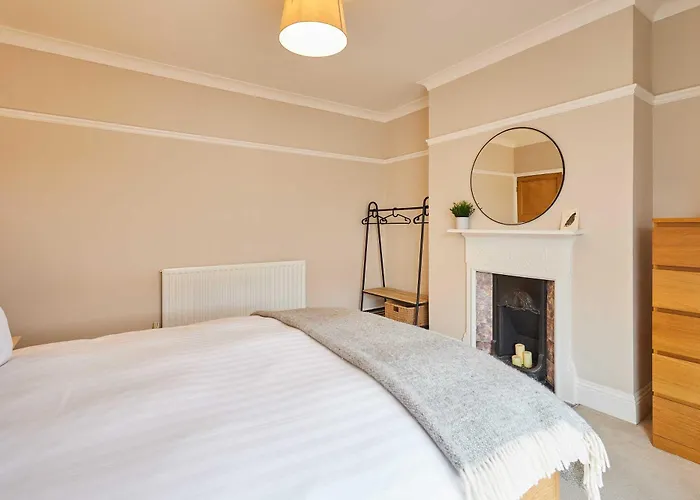 Host & - Bristol Avenue * Saltburn-by-the-Sea