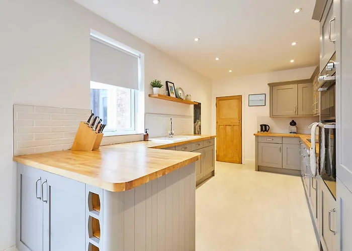 Host & - Bristol Avenue *