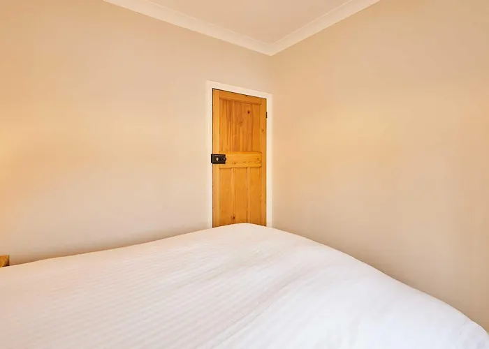 Host & - Bristol Avenue