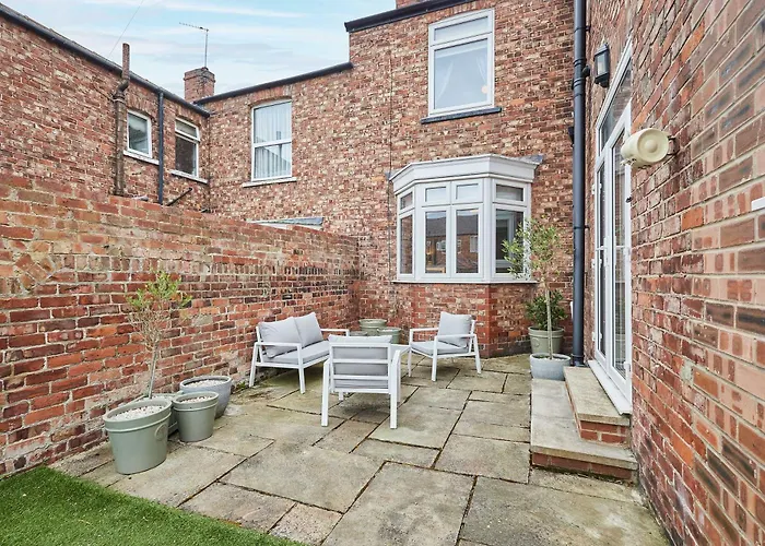 Host & - Bristol Avenue *